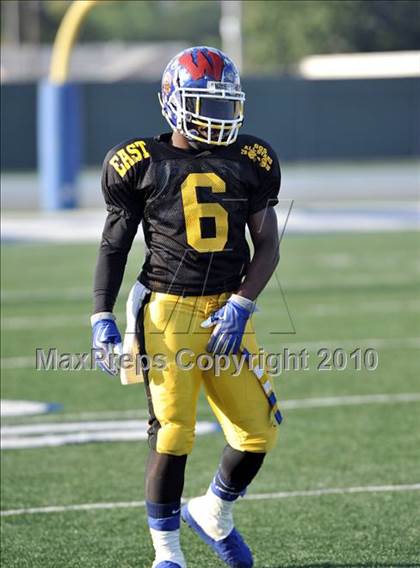 Thumbnail 1 in 605 All-Star Football Classic (East vs. West) photogallery.