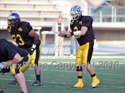 Thumbnail 1 in 605 All-Star Football Classic (East vs. West) photogallery.