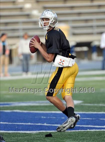 Thumbnail 3 in 605 All-Star Football Classic (East vs. West) photogallery.