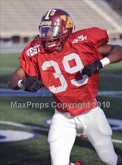 Thumbnail 3 in 605 All-Star Football Classic (East vs. West) photogallery.