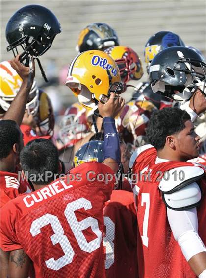 Thumbnail 1 in 605 All-Star Football Classic (East vs. West) photogallery.