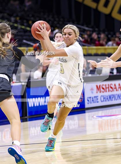 Thumbnail 2 in Doniphan vs Benton (MSHSAA Class 4 Championship) photogallery.