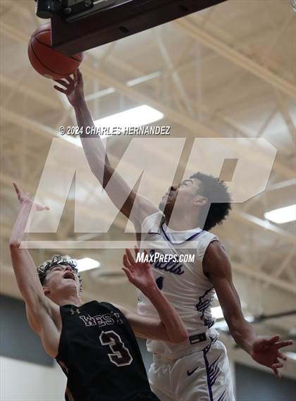 Thumbnail 2 in Willis vs. Magnolia West (Doghouse Invitational) photogallery.
