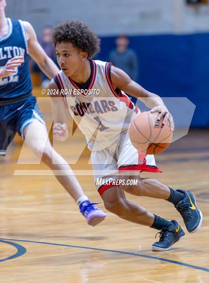 Thumbnail 2 in St. John The Baptist vs Wilton (New York Holiday Invitational) photogallery.