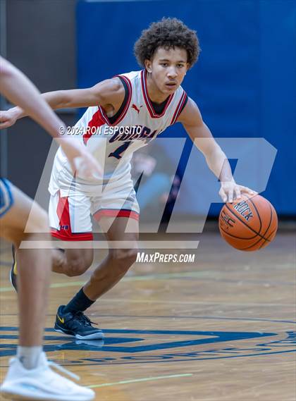 Thumbnail 3 in St. John The Baptist vs Wilton (New York Holiday Invitational) photogallery.