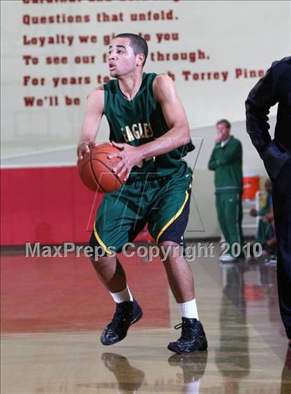Thumbnail 1 in Price vs. Eisenhower (MaxPreps Holiday Classic) photogallery.