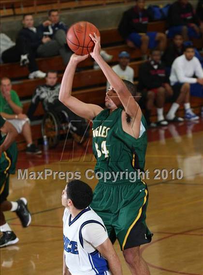 Thumbnail 2 in Price vs. Eisenhower (MaxPreps Holiday Classic) photogallery.