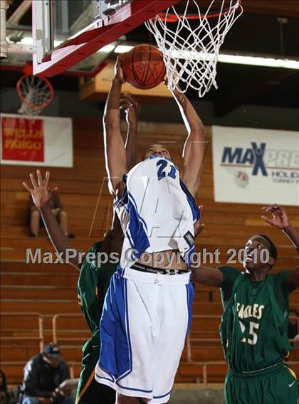 Thumbnail 2 in Price vs. Eisenhower (MaxPreps Holiday Classic) photogallery.