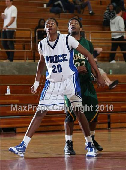 Thumbnail 3 in Price vs. Eisenhower (MaxPreps Holiday Classic) photogallery.