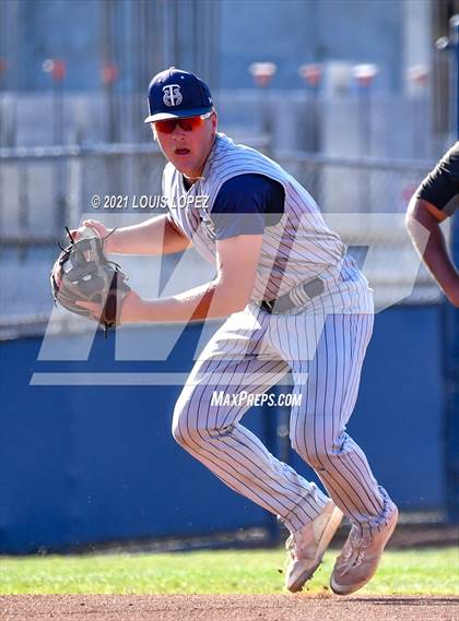 Thumbnail 1 in Thousand Oaks vs. Trabuco Hills (CIF SS DIV 2 Championship) photogallery.