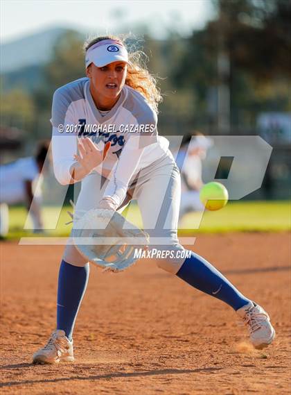 Thumbnail 3 in Mater Dei Catholic vs. Rancho Bernardo photogallery.