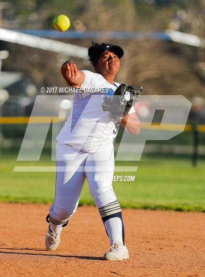 Thumbnail 1 in Mater Dei Catholic vs. Rancho Bernardo photogallery.