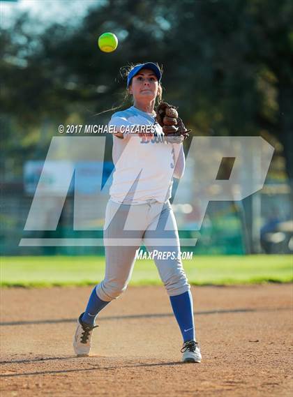 Thumbnail 3 in Mater Dei Catholic vs. Rancho Bernardo photogallery.
