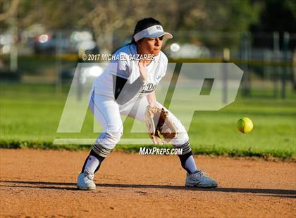 Thumbnail 1 in Mater Dei Catholic vs. Rancho Bernardo photogallery.