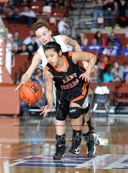 Thumbnail 3 in Kennedale vs. Smithville (UIL 3A Semifinal) photogallery.