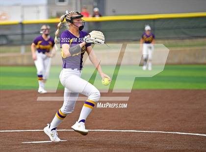 Thumbnail 3 in Bremond vs Weimar (UIL 2A Regional Semifinal Playoff) photogallery.