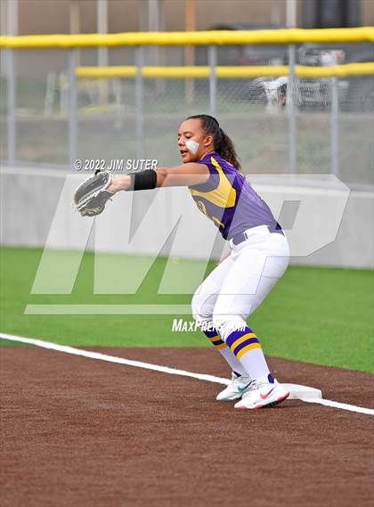 Thumbnail 2 in Bremond vs Weimar (UIL 2A Regional Semifinal Playoff) photogallery.