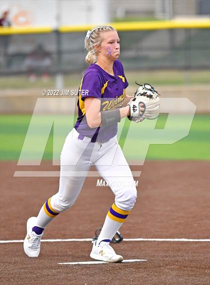 Thumbnail 1 in Bremond vs Weimar (UIL 2A Regional Semifinal Playoff) photogallery.