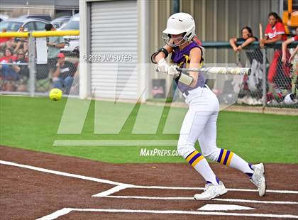 Thumbnail 3 in Bremond vs Weimar (UIL 2A Regional Semifinal Playoff) photogallery.