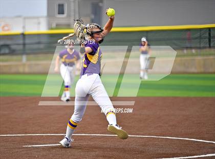 Thumbnail 1 in Bremond vs Weimar (UIL 2A Regional Semifinal Playoff) photogallery.