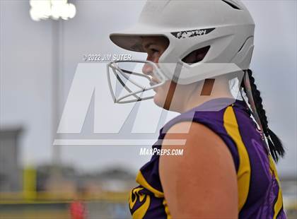 Thumbnail 3 in Bremond vs Weimar (UIL 2A Regional Semifinal Playoff) photogallery.
