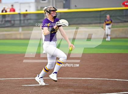 Thumbnail 3 in Bremond vs Weimar (UIL 2A Regional Semifinal Playoff) photogallery.