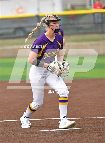 Thumbnail 3 in Bremond vs Weimar (UIL 2A Regional Semifinal Playoff) photogallery.