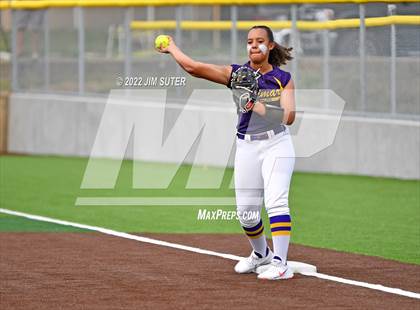 Thumbnail 3 in Bremond vs Weimar (UIL 2A Regional Semifinal Playoff) photogallery.