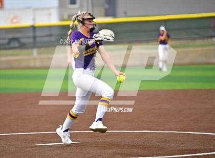 Thumbnail 3 in Bremond vs Weimar (UIL 2A Regional Semifinal Playoff) photogallery.