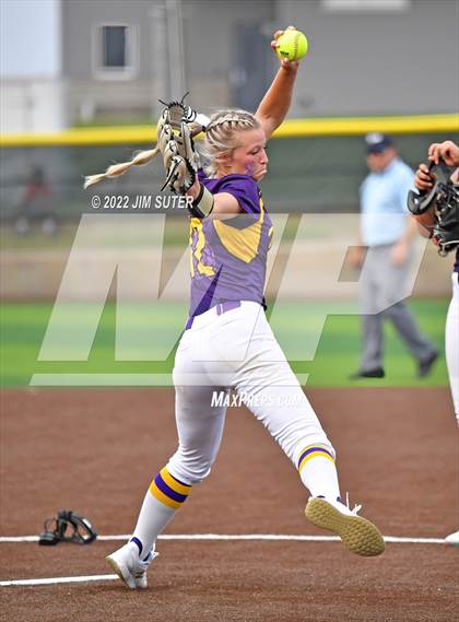 Thumbnail 1 in Bremond vs Weimar (UIL 2A Regional Semifinal Playoff) photogallery.