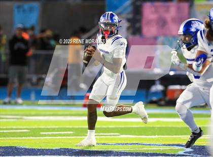 Thumbnail 2 in Burbank vs Crescenta Valley photogallery.