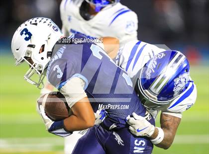 Thumbnail 2 in Burbank vs Crescenta Valley photogallery.