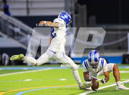 Thumbnail 1 in Burbank vs Crescenta Valley photogallery.