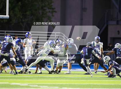 Thumbnail 3 in Burbank vs Crescenta Valley photogallery.