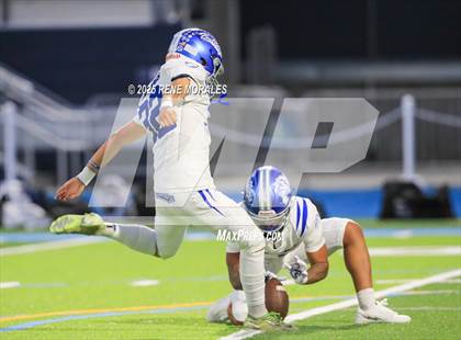 Thumbnail 2 in Burbank vs Crescenta Valley photogallery.