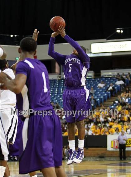 Thumbnail 3 in Sacramento vs. Bishop O'Dowd (CIF NorCal D3 Final) photogallery.