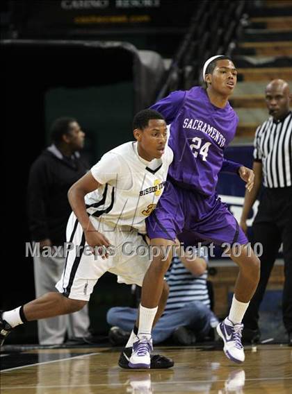 Thumbnail 3 in Sacramento vs. Bishop O'Dowd (CIF NorCal D3 Final) photogallery.
