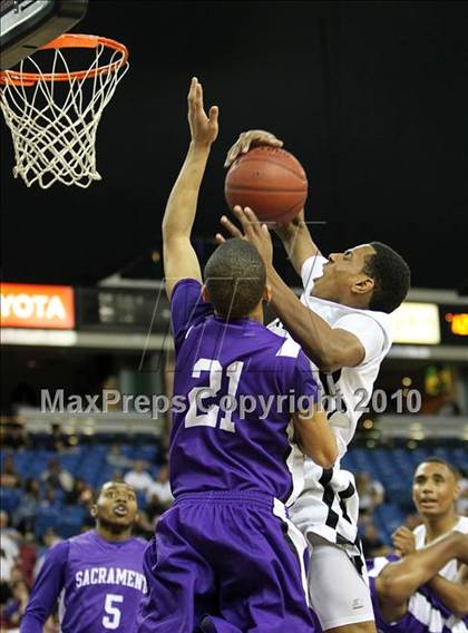 Thumbnail 2 in Sacramento vs. Bishop O'Dowd (CIF NorCal D3 Final) photogallery.
