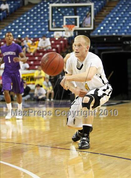 Thumbnail 1 in Sacramento vs. Bishop O'Dowd (CIF NorCal D3 Final) photogallery.