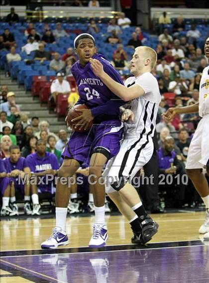 Thumbnail 2 in Sacramento vs. Bishop O'Dowd (CIF NorCal D3 Final) photogallery.