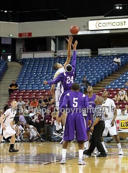 Thumbnail 3 in Sacramento vs. Bishop O'Dowd (CIF NorCal D3 Final) photogallery.