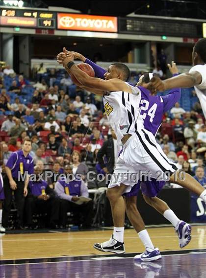 Thumbnail 3 in Sacramento vs. Bishop O'Dowd (CIF NorCal D3 Final) photogallery.