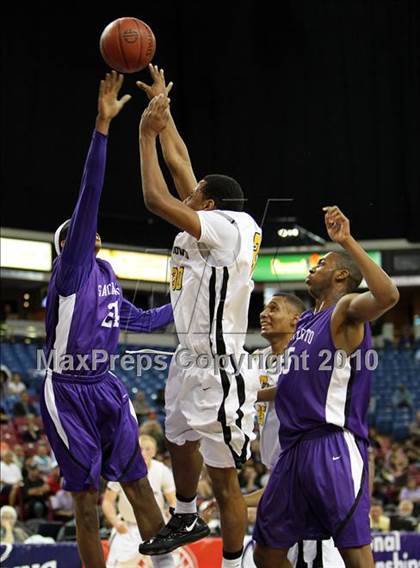 Thumbnail 3 in Sacramento vs. Bishop O'Dowd (CIF NorCal D3 Final) photogallery.