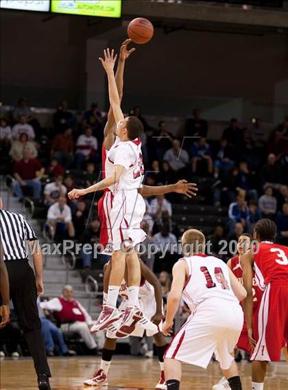 Thumbnail 2 in Holmes vs Newport (KHSAA Ninth Region Final) photogallery.