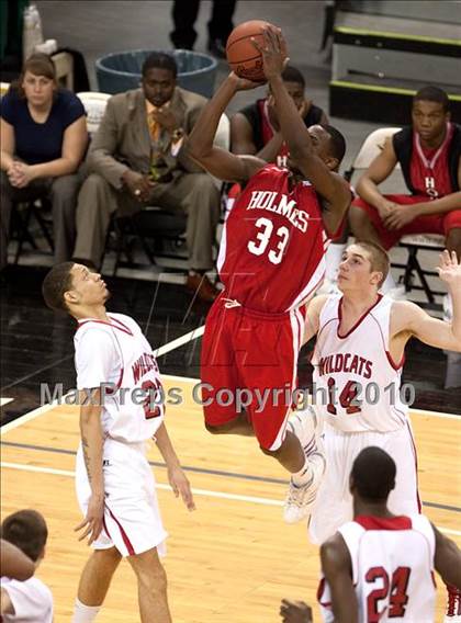 Thumbnail 2 in Holmes vs Newport (KHSAA Ninth Region Final) photogallery.