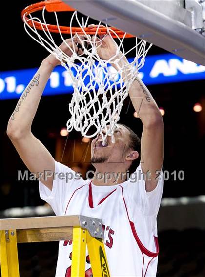Thumbnail 2 in Holmes vs Newport (KHSAA Ninth Region Final) photogallery.