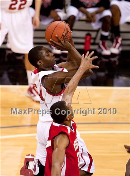 Thumbnail 1 in Holmes vs Newport (KHSAA Ninth Region Final) photogallery.