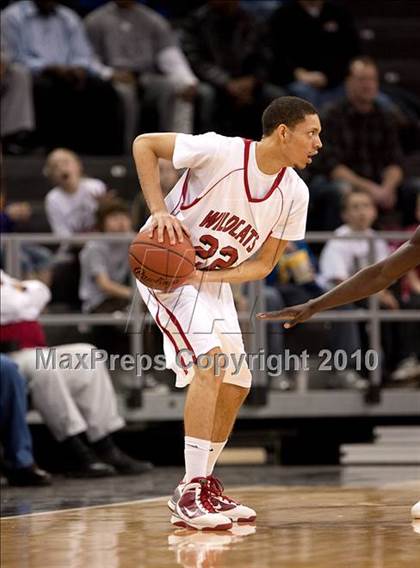 Thumbnail 2 in Holmes vs Newport (KHSAA Ninth Region Final) photogallery.