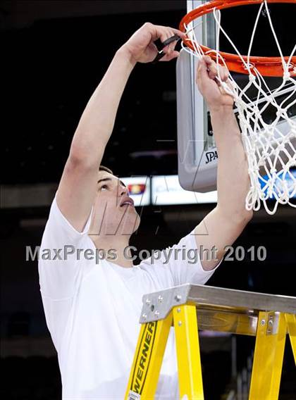 Thumbnail 1 in Holmes vs Newport (KHSAA Ninth Region Final) photogallery.