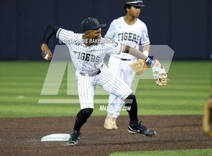 Thumbnail 1 in Rockwall vs. Mansfield (UIL 6A Area Playoff) photogallery.